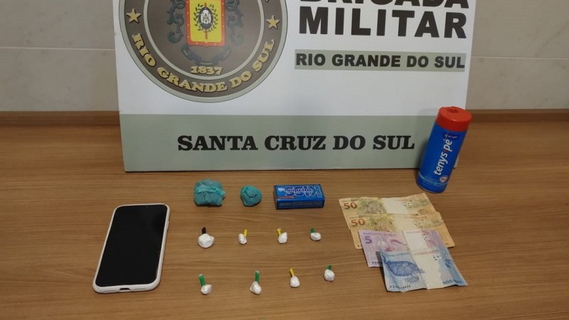 Na manhã de quinta-feira (19/1), às 12h, a Brigada Militar, através do 23º Batalhão de Polícia Militar (23º BPM) realizou a apreensão de um adolescente de 17 anos pelo ato infracional de tráfico de drogas, no bairro Arroio Grande.