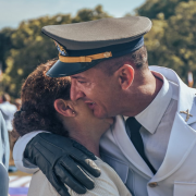 Muita emoção no momento do recebimento da espada que representa o ingresso no primeiro posto - oficial da Brigada Militar