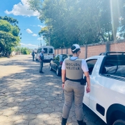 Policiais militares atuando em barreira policial