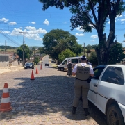 Policiais militares atuando em barreira policial