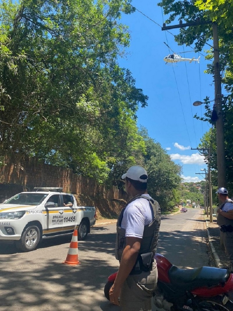 Um policial militar atuando em barreira policial