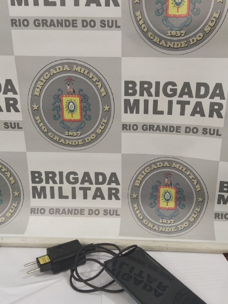 um celular e um carregador apreendidos