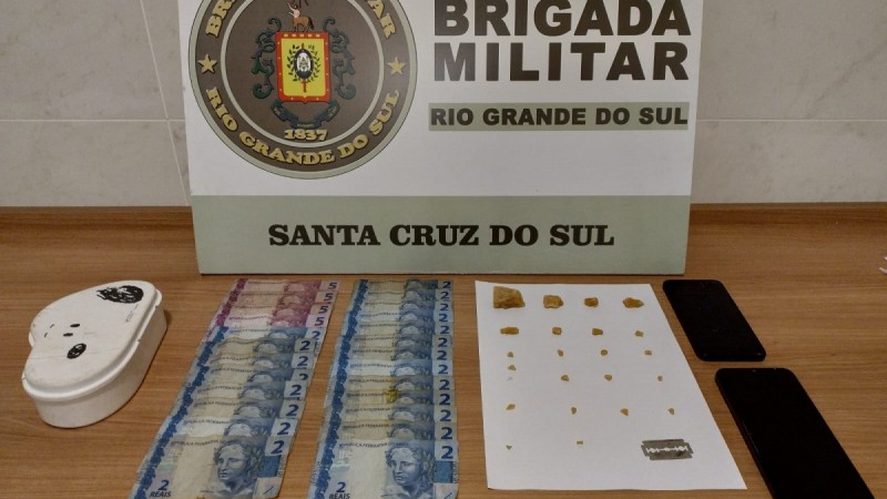 Na tarde desse sábado (21/01), às 18h, a Brigada Militar, através do 23º Batalhão de Polícia Militar (23ºBPM), realizou a prisão de um homem de 19 anos, por tráfico de drogas.