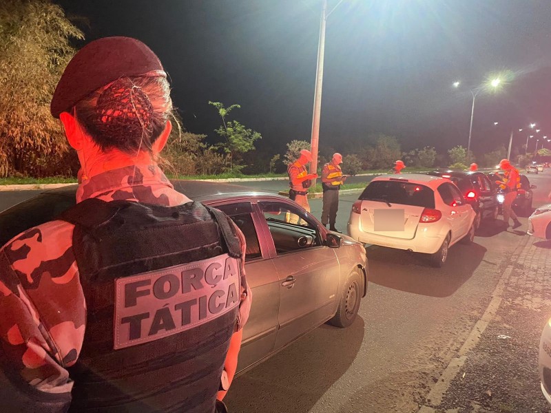 Policiais da Força Tática fazem barreira em rodovia durante a noite
