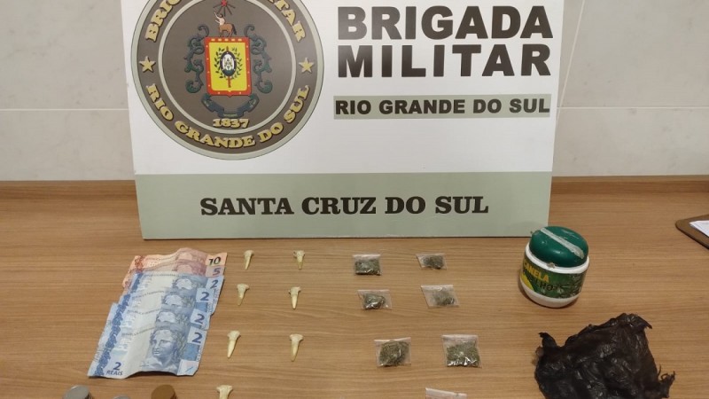 Na tarde desta segunda-feira (23/1) às 17h, no bairro Pedreira em Santa Cruz do Sul, policias do 23° Batalhão de Polícia Militar (23°BPM), localizaram durante a abordagem de um homem de 43 anos, uma pedra de crack em sua posse, ao ser indagado sobre o produto ilícito informou o nome de quem havia comprado o entorpecente.
