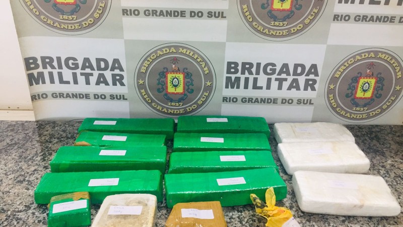 BRIGADA MILITAR DE SANTO &Acirc;NGELO APREENDE ADOLESCENTE POR ATO INFRACIONAL AN&Aacute;LOGO A HOMIC&Iacute;DIO E APRENDE GRANDE QUANTIDADE DE DROGAS 