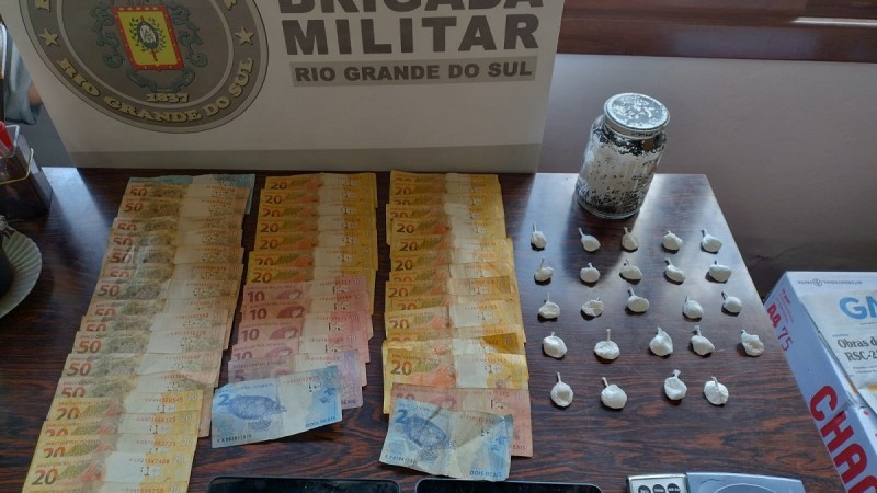 1  BM realiza prisão por tráfico de drogas em Herveiras