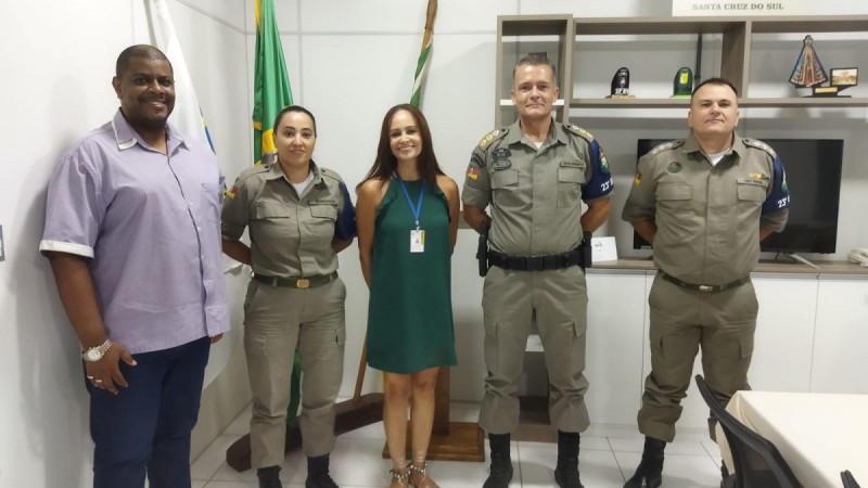 Na tarde de terça-feira (7/2), a Brigada Militar através do 23º Batalhão de Polícia Militar, promoveu na sua sede uma reunião com representantes da 6ª Coordenadoria Regional de Educação, Ana Aparecida Esperdião Constancio e Sandro Bitencourt, o Comandante do 23º BPM, Ten Cel Rodrigo Schoenfeldt, o Coordenador dos Projetos Sociais, Rafael Carvalho Menezes e a mentora do PROERD, Soldado Elisangela Benvegnú.