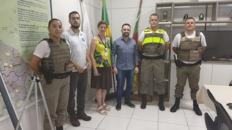 Nesta quarta-feira (8/2), a Brigada Militar através do 23º Batalhão de Polícia Militar, promoveu na sua sede uma reunião com representantes da Secretaria Municipal de Educação de Santa Cruz do Sul.