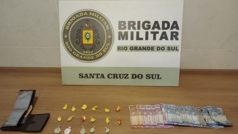 Na tarde de quarta-feira (8/2), às 14h, a Brigada Militar realizou a prisão de um homem 30 anos, por tráfico de drogas no bairro Pedreira.
