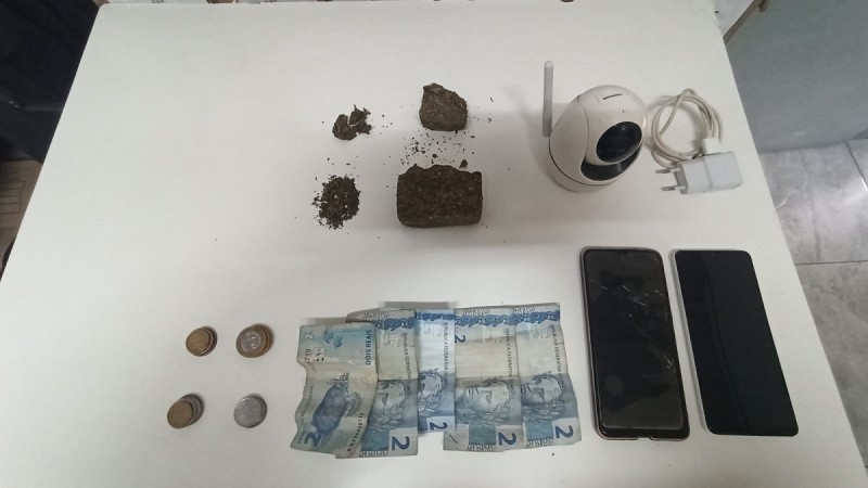 A Brigada Militar através do 23° Batalhão de Polícia Militar (23°BPM), na manhã desta quinta-feira (9/2) às 9h45, realizou a prisão de um homem de 23 anos pelo crime de tráfico de drogas em Linha Faxinal de Dentro, na cidade de Vale do So