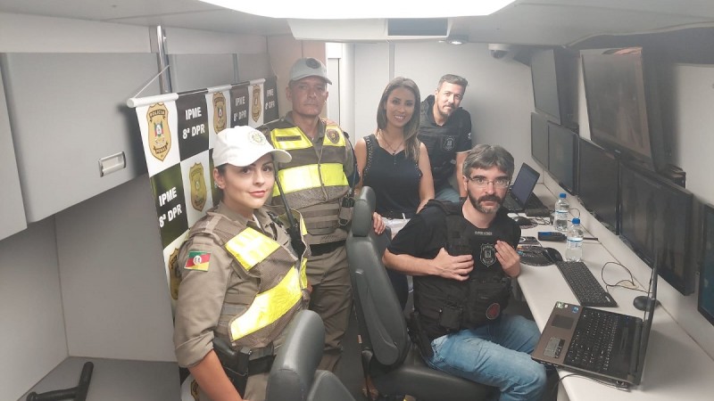 Na noite de sábado (11/2) e madrugada de domingo (12/2), a Brigada Militar e a 8ª Delegacia Penitenciária Regional da Susepe estão realizando uma ação conjunta durante a 3ª edição do Bailinho da Borges, em Santa Cruz do Sul, visando diminuir os índices de criminalidade e qualificar o serviço prestado à sociedade.