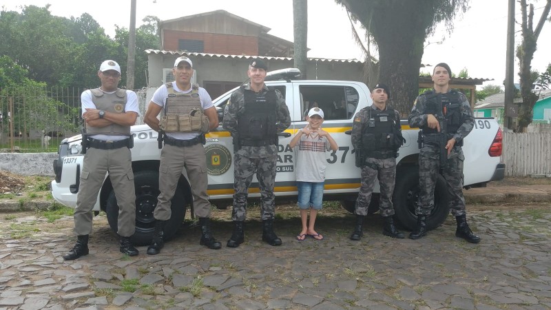 BRIGADA MILITAR DE SÃO LEOPOLDO REALIZA ATO SOLIDÁRIO E ALEGRA CRIANÇA (1)