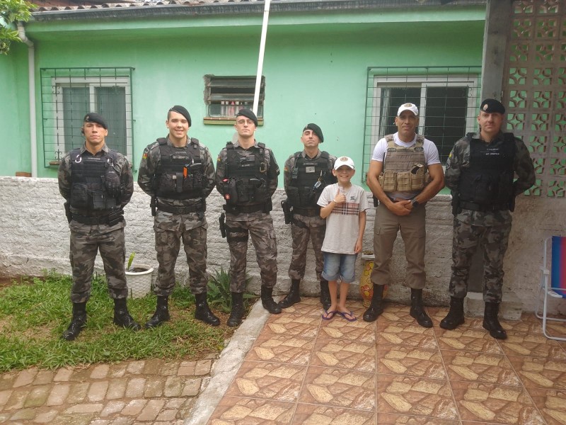 BRIGADA MILITAR DE SÃO LEOPOLDO REALIZA ATO SOLIDÁRIO E ALEGRA CRIANÇA (5)