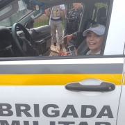 BRIGADA MILITAR DE SÃO LEOPOLDO REALIZA ATO SOLIDÁRIO E ALEGRA CRIANÇA (6)