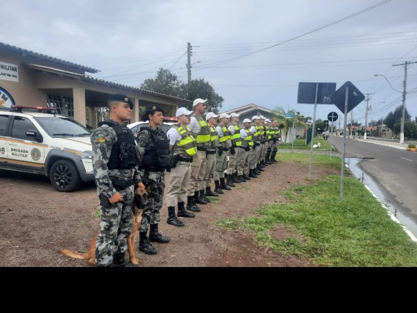EFETIVO REUNIDO EM OPERAÇÃO NO BALNEÁRIO ATLÂNTIDA SUL
