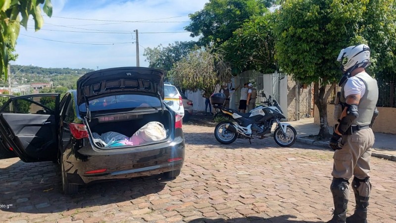 A Brigada Militar, através do 23° Batalhão de Polícia Militar (23°BPM), efetuou a prisão de um grupo de criminosos oriundos da região metropolitana na tarde desta terça-feira (28/02), às 15h15min, no bairro Schultz. Os policiais Militares receberam informações de integrantes do comércio de Santa Cruz do Sul de que os indivíduos teriam praticado diversos furtos pelas lojas da cidade. Prontamente iniciaram as buscas, localizando-os logo após realizarem um dos furtos. Com o grupo, duas mulheres de 27 e 24 anos, e dois homens de 30 e 37 anos, foram apreendidos e recuperados diversos objetos oriundos de vários furtos ocorridos no comércio do município.
Diante das circunstâncias, os presos foram conduzidos à Delegacia de Polícia de Pronto Atendimento de Santa Cruz do Sul para a lavratura do Auto de Prisão em Flagrante Delito. O valor aproximado do prejuízo seria de quase R$ 12.000,00.
