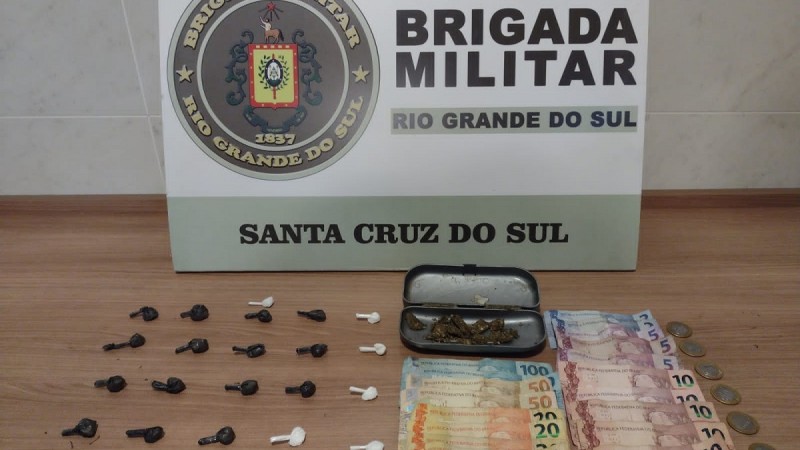 Na tarde desta quinta-feira 02/03, durante ações de policiamento ostensivo, no bairro Santa Vitória, uma guarnição da Força Tática do 23° BPM, avistou um homem entregando droga a uma pessoa que tripulava uma motocicleta.