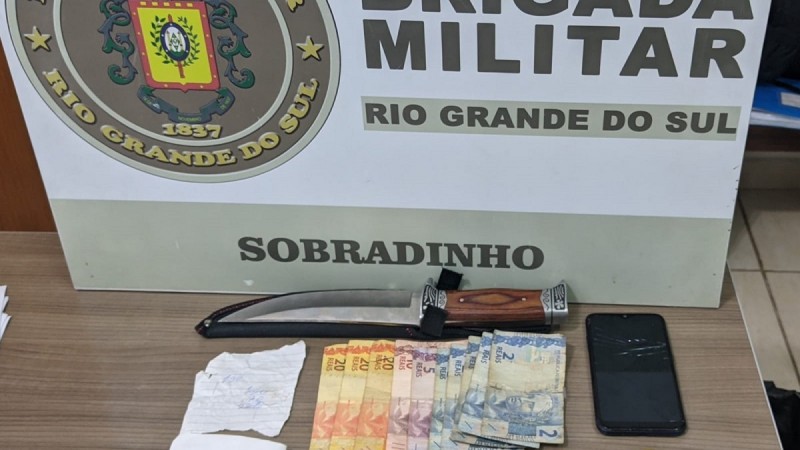 Na madrugada de sexta-feira (3/3), às 04h, a Brigada Militar realizou a prisão de um homem de 46 anos por tráfico de drogas no bairro Floresta no município de Sobradinho.
