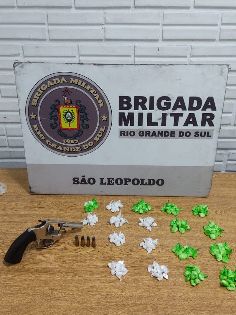 4 BRIGADA MILITAR DE SÃO LEOPOLDO PRENDE HOMEM E APREENDE ARMA E DROGA