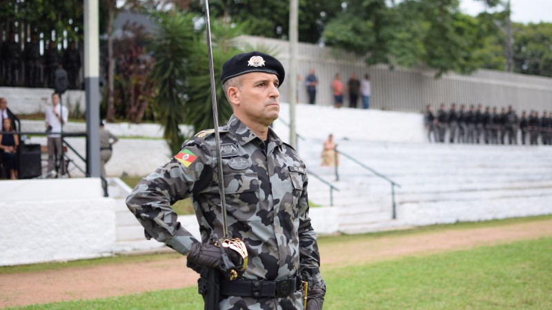 Foto mostra o coronel Goggia, novo comandante do Choque, perfilado, em p&eacute;, durante a cerim&ocirc;nia de passagem com Comando