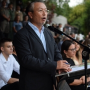 Imagem mostra o coronel Mário Ikeda, secretário-adjunto da Segurança Pública do Rio Grande do Sul, discursando no púlpito da cerimônia