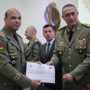 Comandante da Brigada entrega diploma para militar