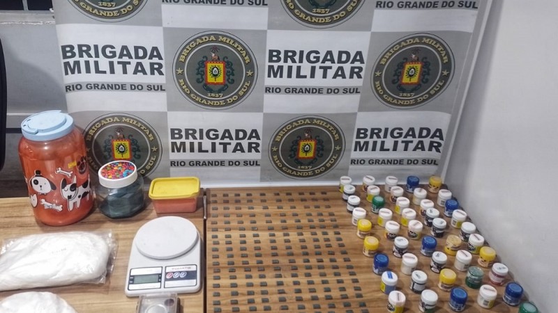 Na noite de segunda-feira (13/3), às 23h, a Brigada Militar realizou a prisão de um homem de 32 anos por tráfico de drogas, no bairro Leopoldina em Venâncio Aires.