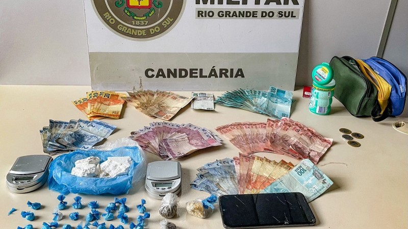 Na tarde de terça-feira (14/3), às 14h30, a Brigada Militar realizou a prisão de um homem de 42 anos e apreendeu uma adolescente de 17 anos por tráfico de drogas, no bairro Ewaldo Prass.