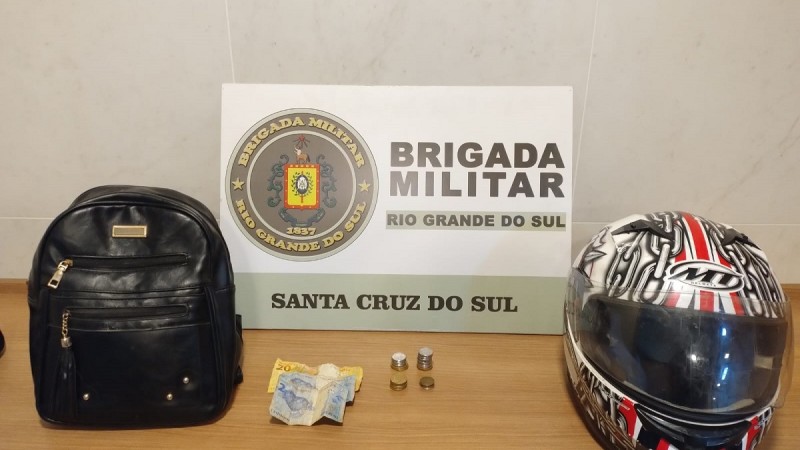 Na tarde de quarta-feira (15/3), às 14h20, a Brigada Militar prendeu um homem de 26 por roubo e receptação, no bairro Verena em Santa Cruz do Sul.