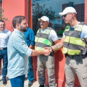 Na foto, o vice-governador Gabriel Souza aparece apertando a mão de um soldado da Brigada Militar