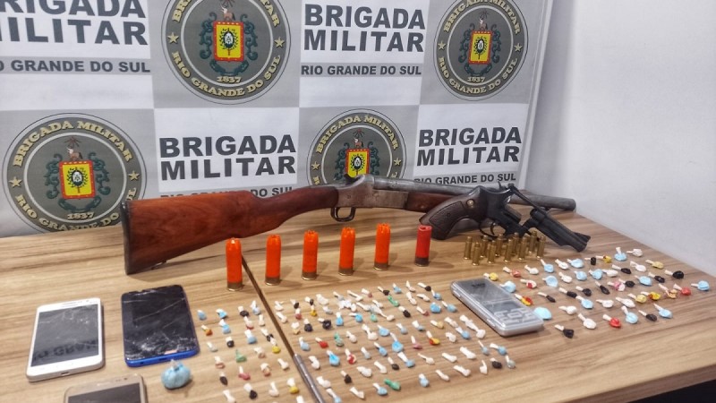Na noite de Sexta-feira (17/3), às 20:30, a Brigada Militar prendeu um homem de 25 anos por tráfico de entorpecente e posse irregular de arma de fogo na localidade de Linha Herval no município de Venâncio Aires.