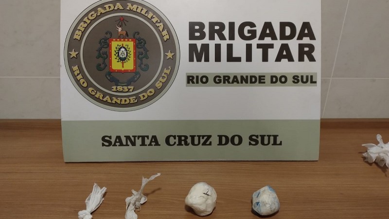 Na noite de sábado (18/03), às 23h45, a Brigada Militar, através do 23º Batalhão de Polícia Militar (23ºBPM), realizou a prisão de uma mulher de 29 anos, por tráfico de drogas.