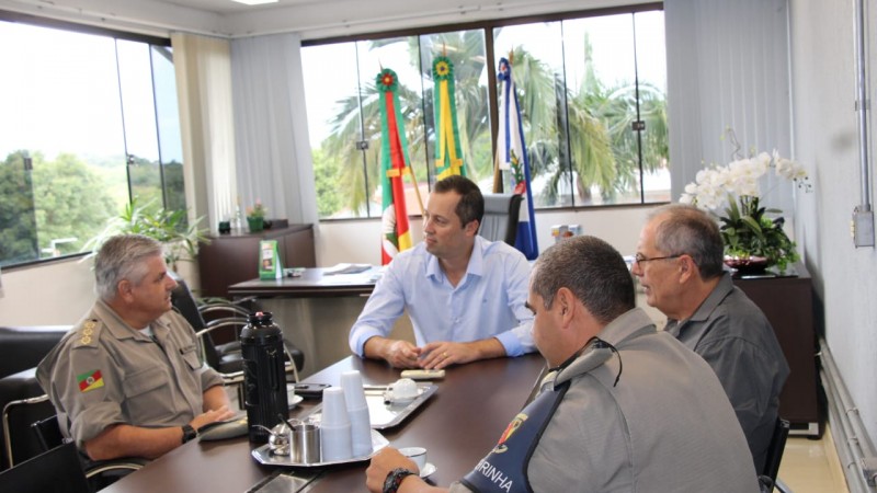 Comandante Metropolitano Coronel Gonçalves e o Comandante do 26°BPM Tenente-coronel Ivens reunidos com o Prefeito de Cachoeirinha, Cristian Wasem e o seu Vice-prefeito, Delegado João Paulo.