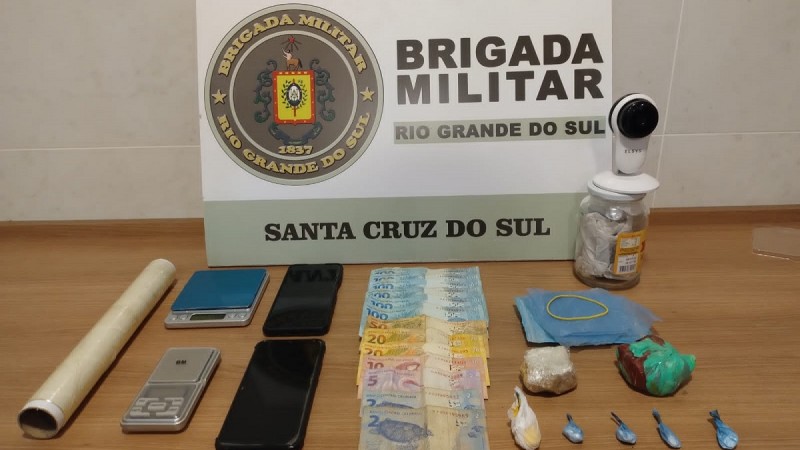 Na manhã de segunda-feira (20/3), às 11h30, a Brigada Militar realizou a prisão de uma mulher de 32 anos por tráfico de drogas, no bairro Margarida.