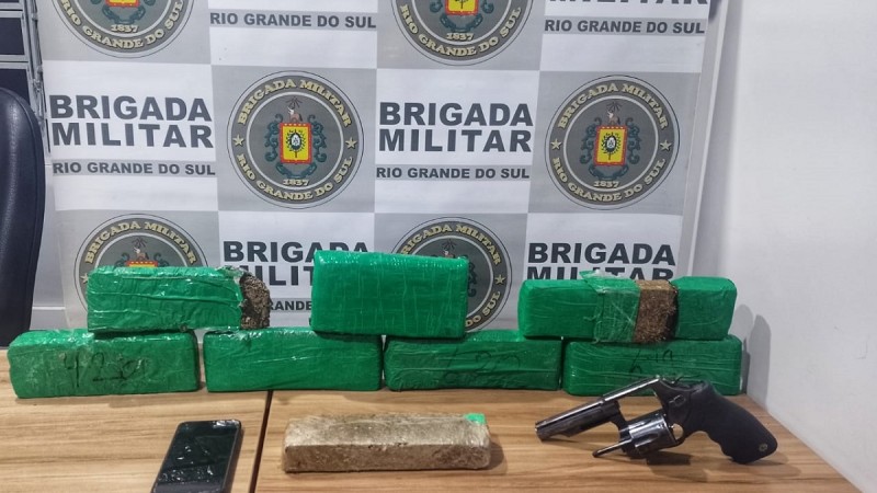 Na noite de quinta-feira (23/3), às 20h, a Brigada Militar de Venâncio Aires realizou a prisão de um homem de 19 anos por tráfico de drogas e posse irregular de arma de fogo, no bairro Coronel Britto.