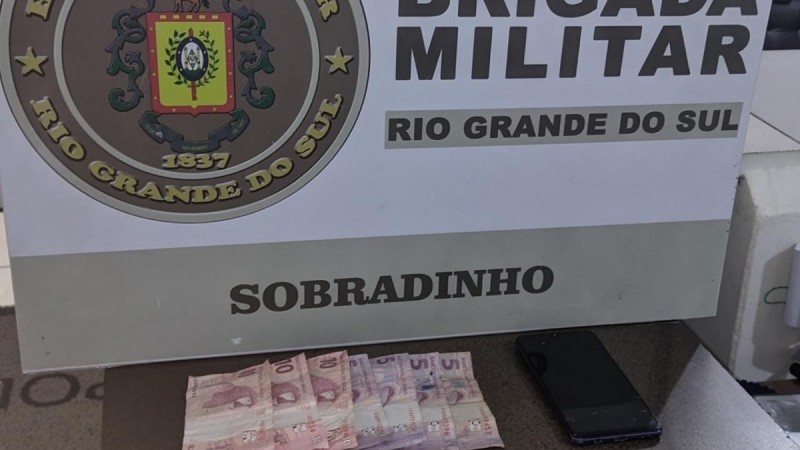 Na madrugada de sexta-feira (24/3), a 1h15, a Brigada de Sobradinho prendeu um homem de 20 anos por tráfico de drogas, na área central do município.