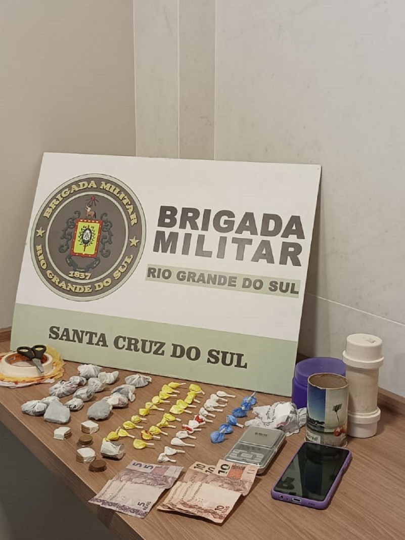 Na manhã de sexta-feira (24/3), às 10h, a Brigada Militar de Sinimbu realizou a prisão de uma mulher de 23 anos por tráfico de drogas, na localidade de Rio Pardinho, interior de Santa Cruz do Sul.