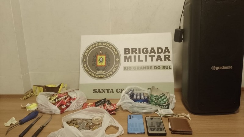 Na madrugada de sábado (25/5), às 3h40, a Brigada Militar prendeu um homem de 27 anos e apreendeu um adolescente de 17 anos por furto qualificado, no bairro Arroio Grande.