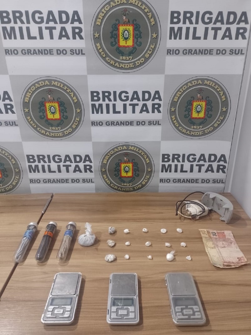 No início da madrugada de domingo (26/3), 00h40, a Brigada Militar prendeu um homem de 25 anos por tráfico de drogas, no bairro Batisti.