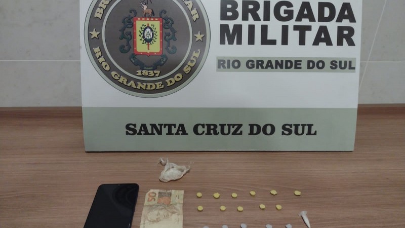 Na madrugada de domingo (26/3), às 4h45, a Brigada Militar de Santa Cruz do Sul realizou a prisão de um homem de 23 anos por tráfico de drogas, no bairro Bom Jesus.