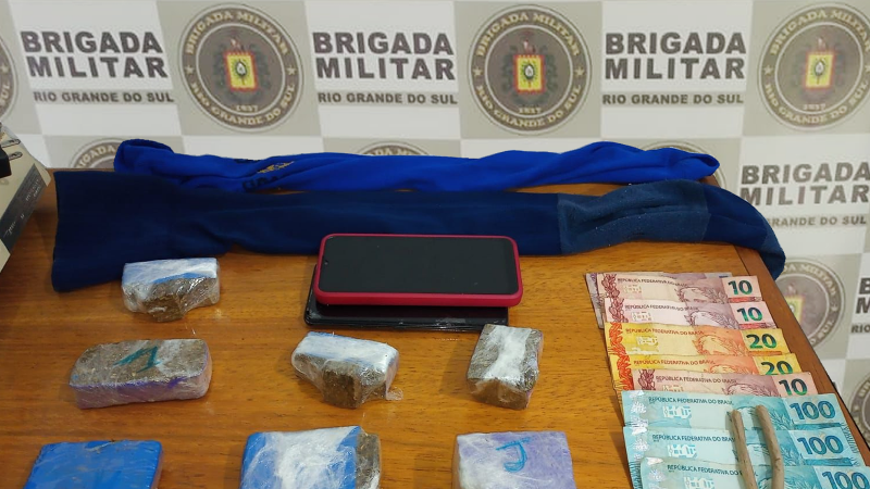 Veículo foi interceptado no Bairro Três Pinheiros