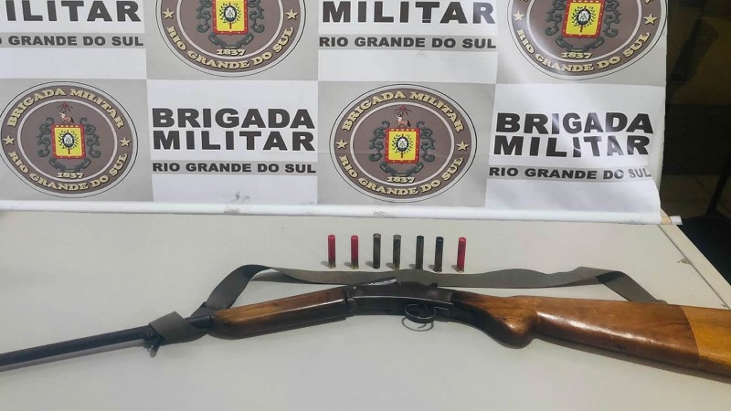 Espingarda calibre 36 estava em um bar