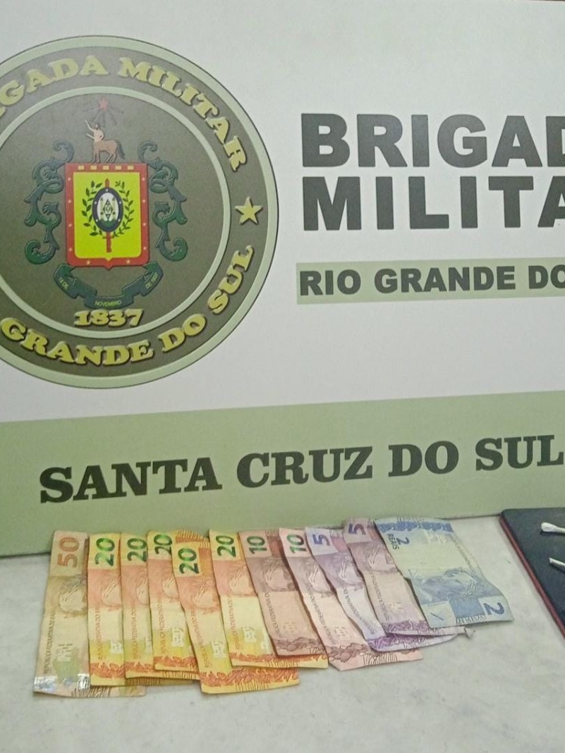 Na madrugada de Sábado (8/4), a Brigada Militar de Santa Cruz do Sul, realizou a prisão de um homem, de 33 anos, por tráfico de entorpecentes no bairro Bom Jesus.
