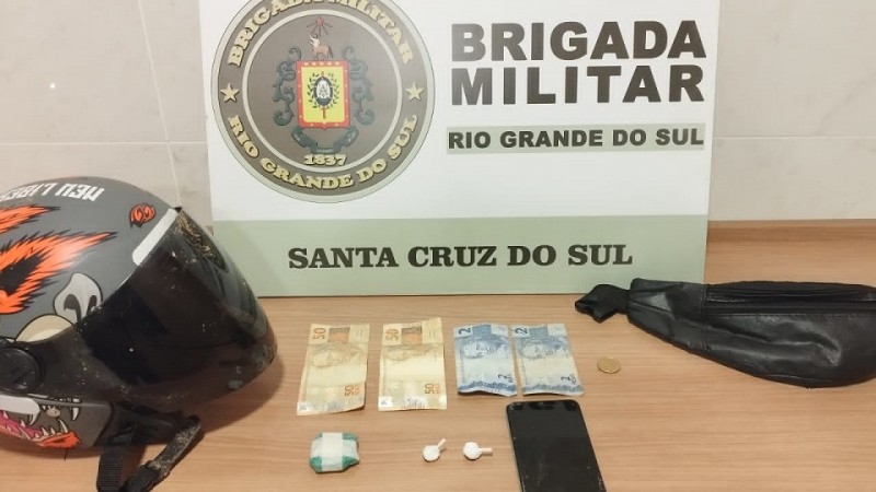 Na tarde de quinta-feira (6/4), às 15h, a Brigada Militar de Santa Cruz do Sul realizou a prisão de um homem, de 21 anos, por tráfico de drogas no bairro Guarda Mãe de Deus.