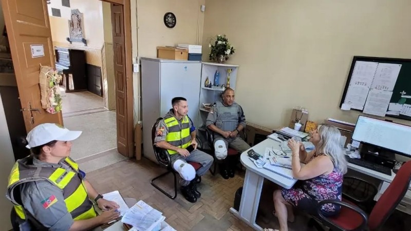 Comandante do CRPO Litoral, TC Humberto, e efetivo do 8º BPM em visita à diretora de escola em Osório