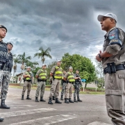 Comandante do CRPO Litoral conversando com a tropa