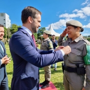 Foto mostra o governador Eduardo Leite entregando medalha a uma sargento