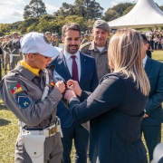 Foto mostra uma soldado rodeada pelo governador, pelo comandante-geral da BM e secretário de segurança.
