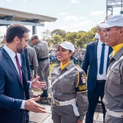 Imagem mostra o governador interagindo com uma soldado